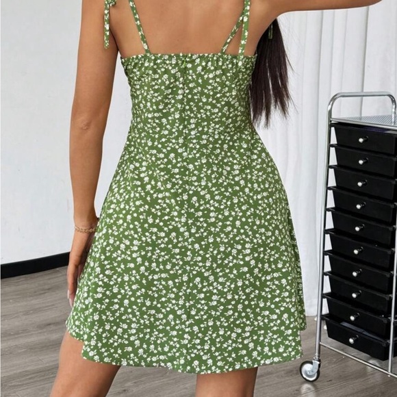 Chic Green Floral Mini Dress with Rouched bust Detail

8115 - Picture 4 of 8